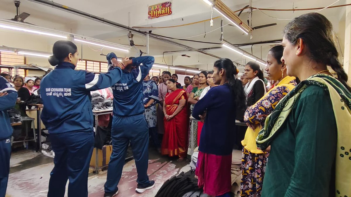 DCPNorthBCP's tweet photo. ಉತ್ತರ ವಿಭಾಗದ ಶ್ರೀರಾಂಪುರ ಠಾಣೆ ವ್ಯಾಪ್ತಿಯಲ್ಲಿ #ರಾಣಿಚೆನ್ನಮ್ಮಪಡೆ ವತಿಯಿಂದ  ಗಾರ್ಮೆಂಟ್ಸ್ ಗಳಿಗೆ ಭೇಟಿ ನೀಡಿ ಸ್ವಯಂ ರಕ್ಷಣೆ, 1098,  1930, ಮತ್ತು ತುರ್ತು ಸಂದರ್ಭಗಳಲ್ಲಿ ಡಯಲ್‌ 112 ಬಳಕೆ ಬಗ್ಗೆ ತಿಳಿಸಲಾಯಿತು. #WomenSafety #SafeCityHappyCity https://t.co/2tit9Tbe5V
