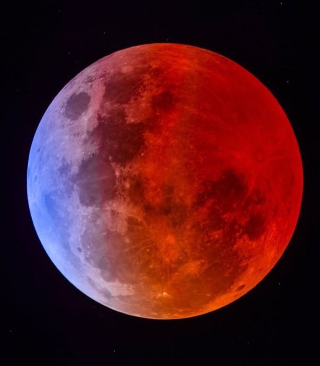 NeuralSpace_'s tweet image. 🌕🩸Le 3 mars 2026, la Lune deviendra rouge pendant 82 minutes.

La Terre s’aligne entre le Soleil et la Lune et projette son ombre. 

La lumière solaire filtrée par notre atmosphère colore alors la Lune en rouge sombre, comme lors d’un coucher de soleil mais dans l’espace.