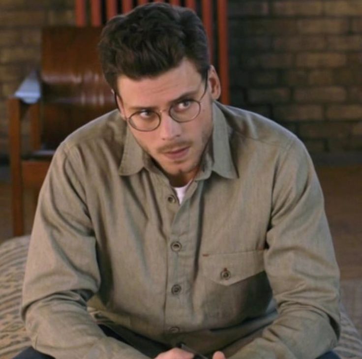 seungapple's tweet image. Just François in glasses🫠