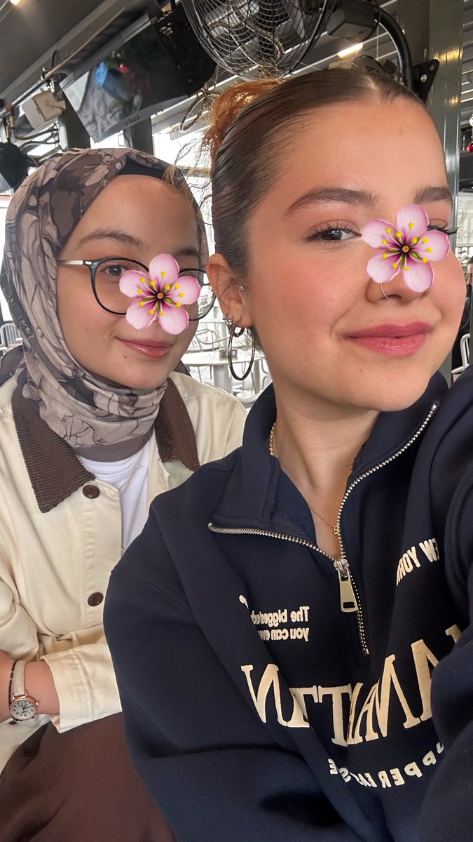 biriyle
otururken
saate 
bakmayı
unuttuğum
anları
çok 
seviyorum..