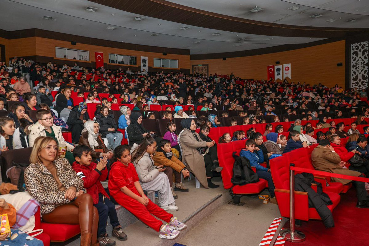 Ara tatilde çocuklarımızın yüzlerini güldürmek bizim için en büyük mutluluk.

Keçiören’de düzenlediğimiz Sihirbaz Gösterisi ve İnteraktif Çocuk Oyunları etkinliğinde miniklerimiz doyasıya eğlendi, biz de onların mutluluğuna eşlik ettik.

Biz kocaman bir aileyiz. ❤️
