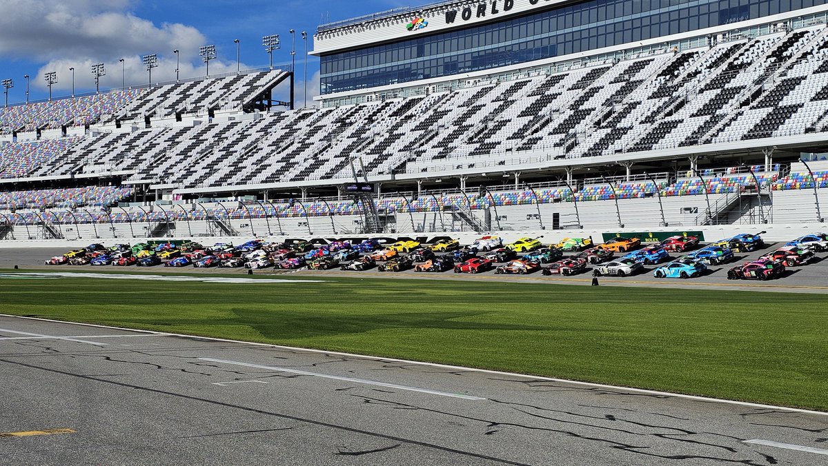 FlyingBrying's tweet image. I think they call this an elephant walk