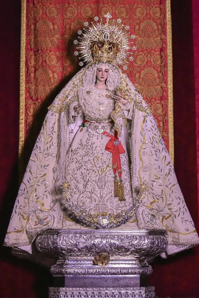 El empaque de la Paz y Esperanza Coronada. Me gusta muchísimo que desde que empezó la revolución patrimonial en la hermandad se persiguió lo que se quería; palio, manto, ternos, corona… una línea estética muy definida.