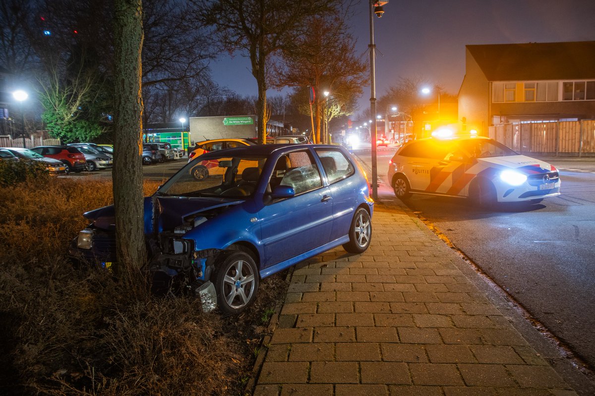 Vrouw crasht in woonwijk, vermoedelijk onder invloed