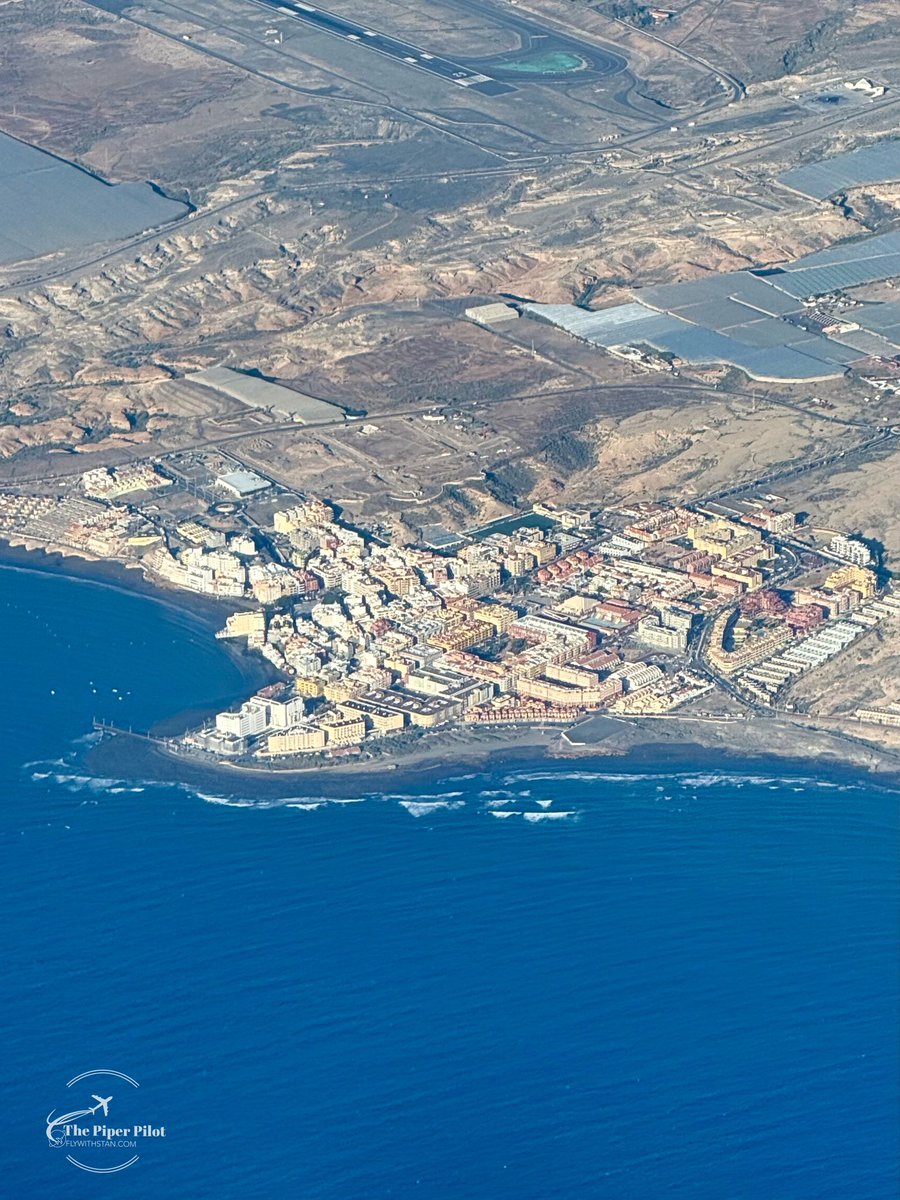 stani320's tweet photo. El Médano 🏄‍♂️😊👋🌞 #elmedano #tenerife #canaries #canarias #avgeek https://t.co/VCDPm4pSQG