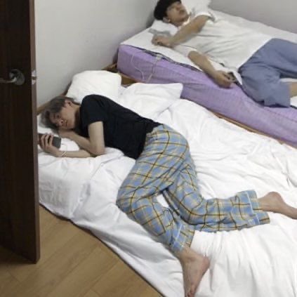 hee2apnee's tweet image. 제이크 자세로 3시간 동안 릴스 보다가 엄마한테 한소리 들음