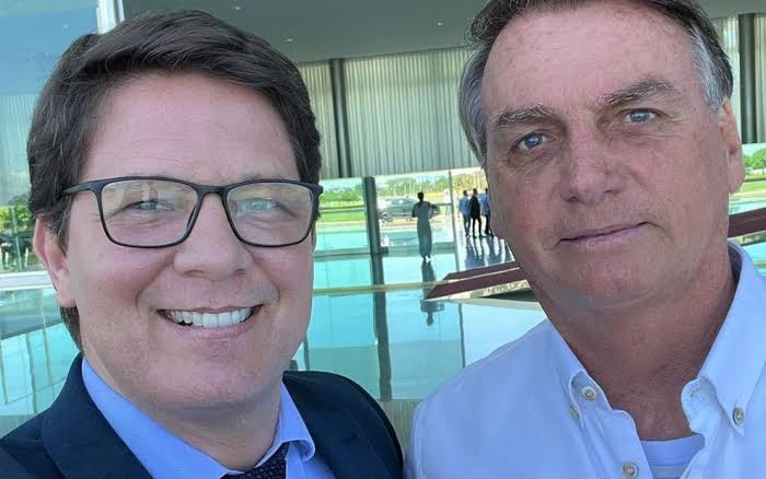 PhantomZVX's tweet photo. O candidato ao Senado por SP deveria ser Mário Frias. Foi o único a enfrentar traidores, desgastando a própria imagem para defender Jair Bolsonaro. Gil Diniz só apareceu depois da opinião pública formada. Não peitou Weintraub nem o movimento conservador quando atacavam Bolsonaro. https://t.co/YFcOagcLKb