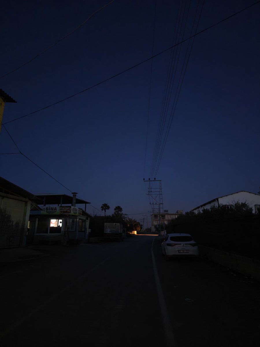 Günlerdir karanlıkta yaşıyoruz. 3 yıldır çağrı yapıyoruz ama hiç bir yetkili Hatay halkını iplemiyor. Yazın sıcaklarda elektrik gider kışın soğuklarda elektrik gider, biz bu elektriği ne zaman sağlıklı kullanabileceğiz. Soğuktan götümüz dondu. Yeter ya sıktınız

#Hatay