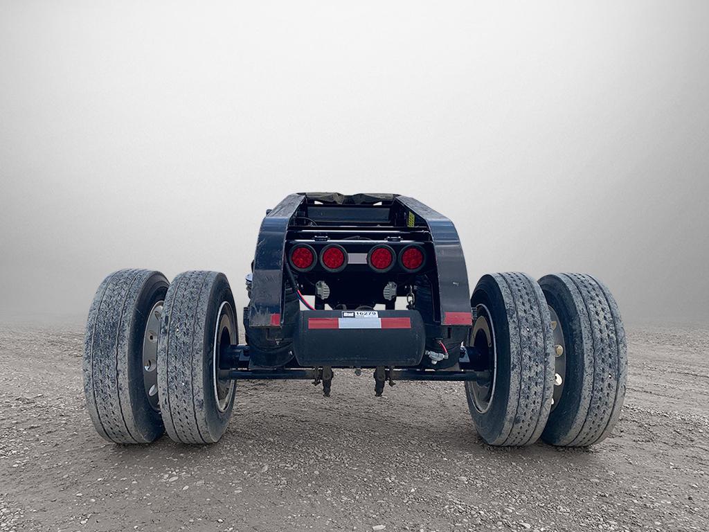 Clean, compact, and built to work! This 2019 Deloupe R30 Single Axle Jeep features a 48″ air-slide 5th wheel, air dump with gauge, enclosed cam tubes, and polished aluminum outer wheels. Reliable CMVSS air and electrical systems make it a solid addition to any heavy-haul setup.