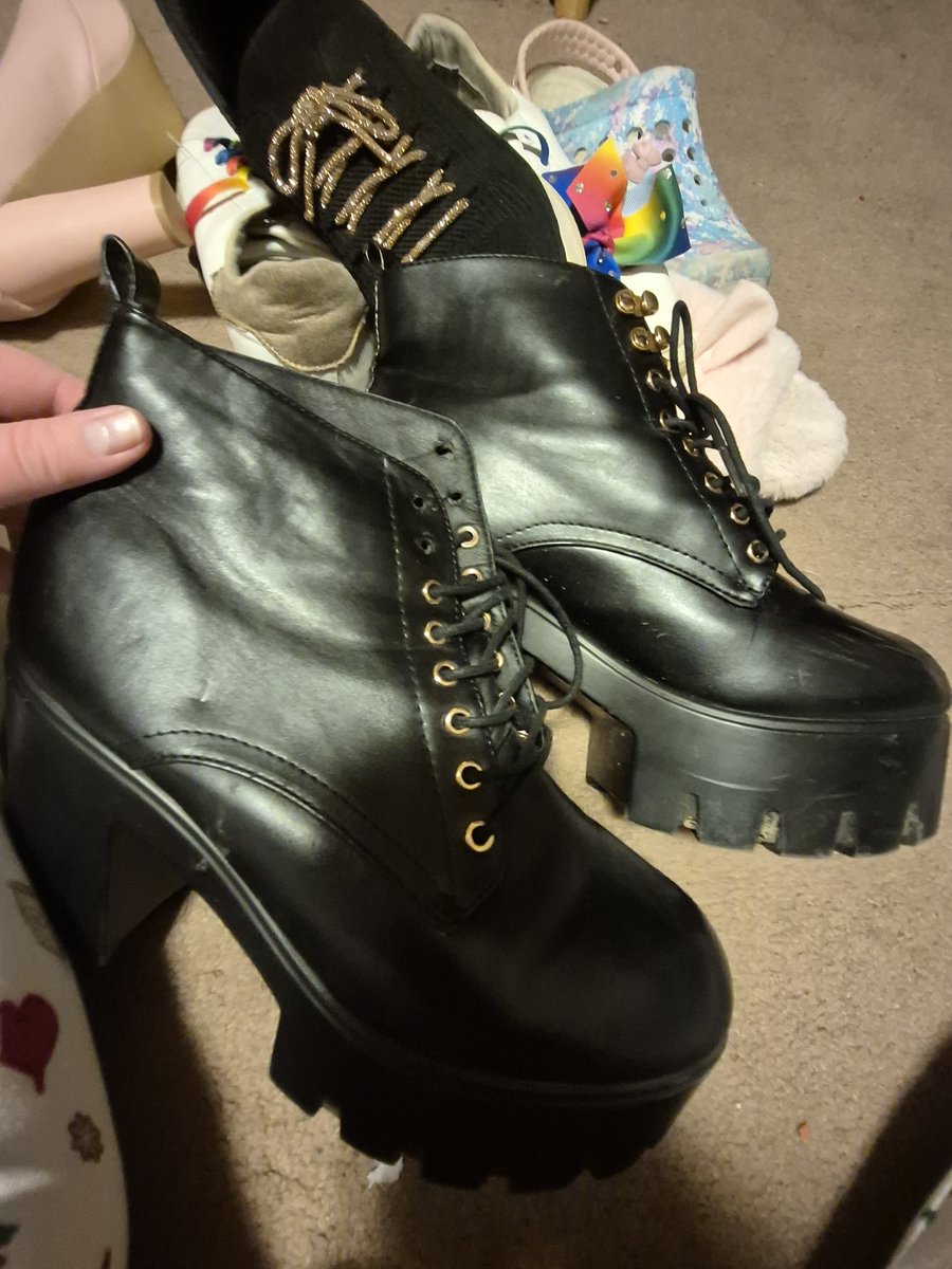 pinkfluffbunnys's tweet photo. Stompers (used) 8 years size 11 old bidding starts at 85$ shipped with socks
#feet #shoes #footworship #domme #misstress #steping #size11 https://t.co/sUJnHx2UyV