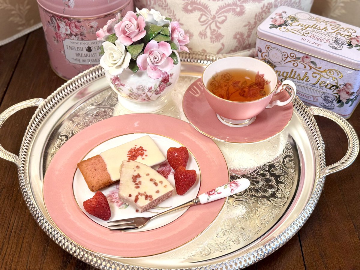 ファミマの苺スイーツ🍓
特にバームクーヘンが美味しくて、今200円以上のスイーツ2個買うごとに午後ティーのペットボトル貰えるのもあって8個もストックしてしまいました😂
紅茶はセイロンドロップさんのヌワラエリヤ・ラバーズリープ農園☕️
ヌワラエリヤの中でも一番高い山の斜面にある茶園だそう🌿
