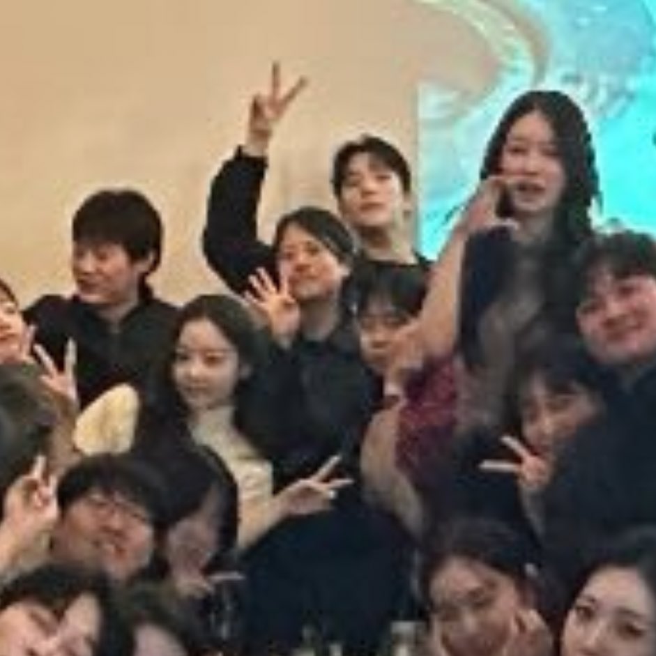 hweeeei's tweet image. 근데 저 사진에 우진 지연 원규 지현 유식 민경 이렇게만 보이는 거 기분탓인가