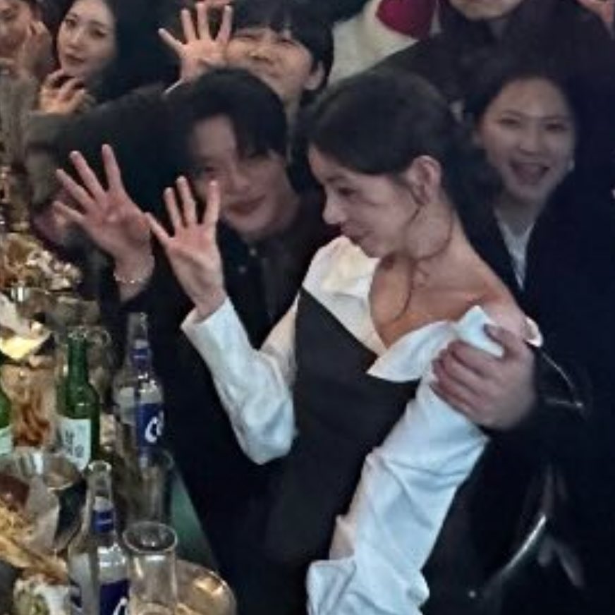 hweeeei's tweet image. 근데 저 사진에 우진 지연 원규 지현 유식 민경 이렇게만 보이는 거 기분탓인가