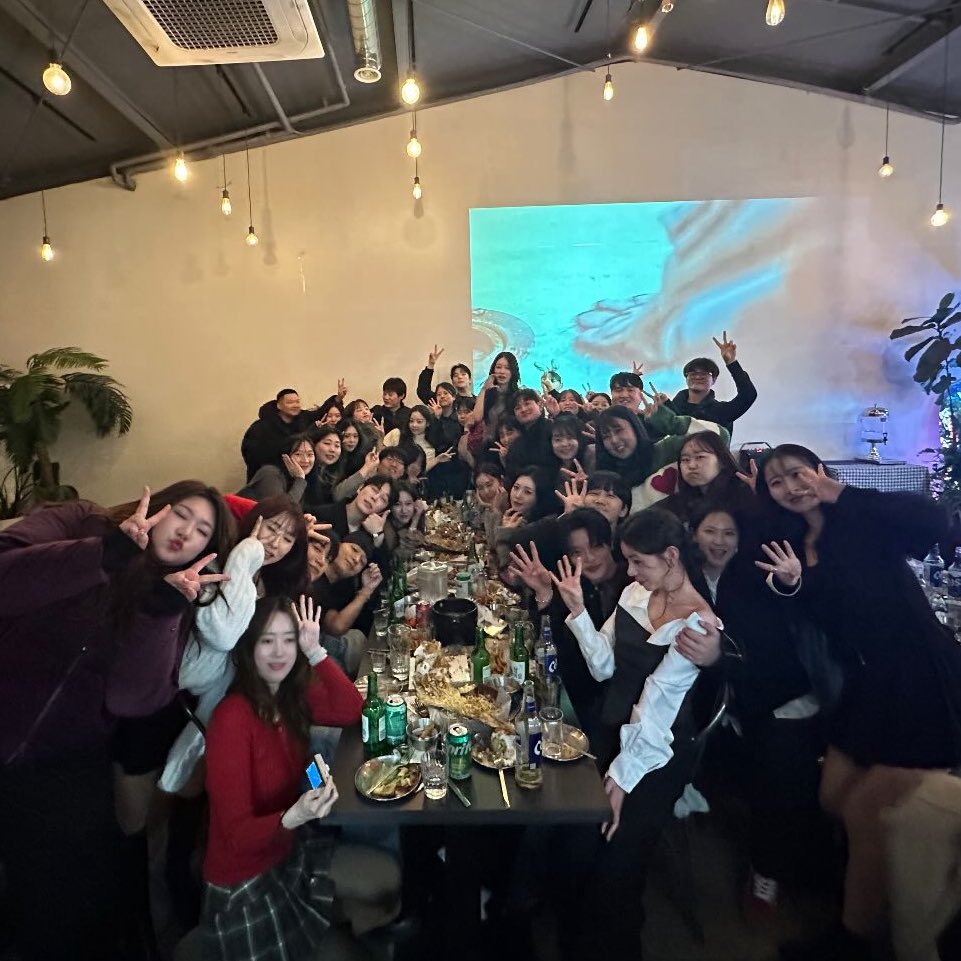 hweeeei's tweet image. 근데 저 사진에 우진 지연 원규 지현 유식 민경 이렇게만 보이는 거 기분탓인가