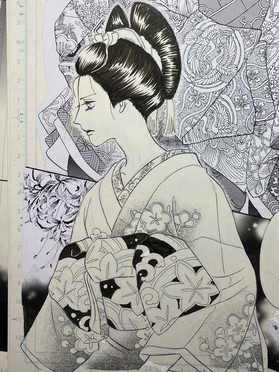 マンガも、もう手描きで着物柄を描く人は殆どいないと言われてる
これは私やアシさんが金彩模様などを参考に描いた柄
①の背景の彼岸花も別のアシさんの手描き点描コピー
デジタルで何でも描ける時代だけど、自分の手で金彩の美しい色彩感を紙面に再現できた時の喜びは絵を描く原点のように思える 