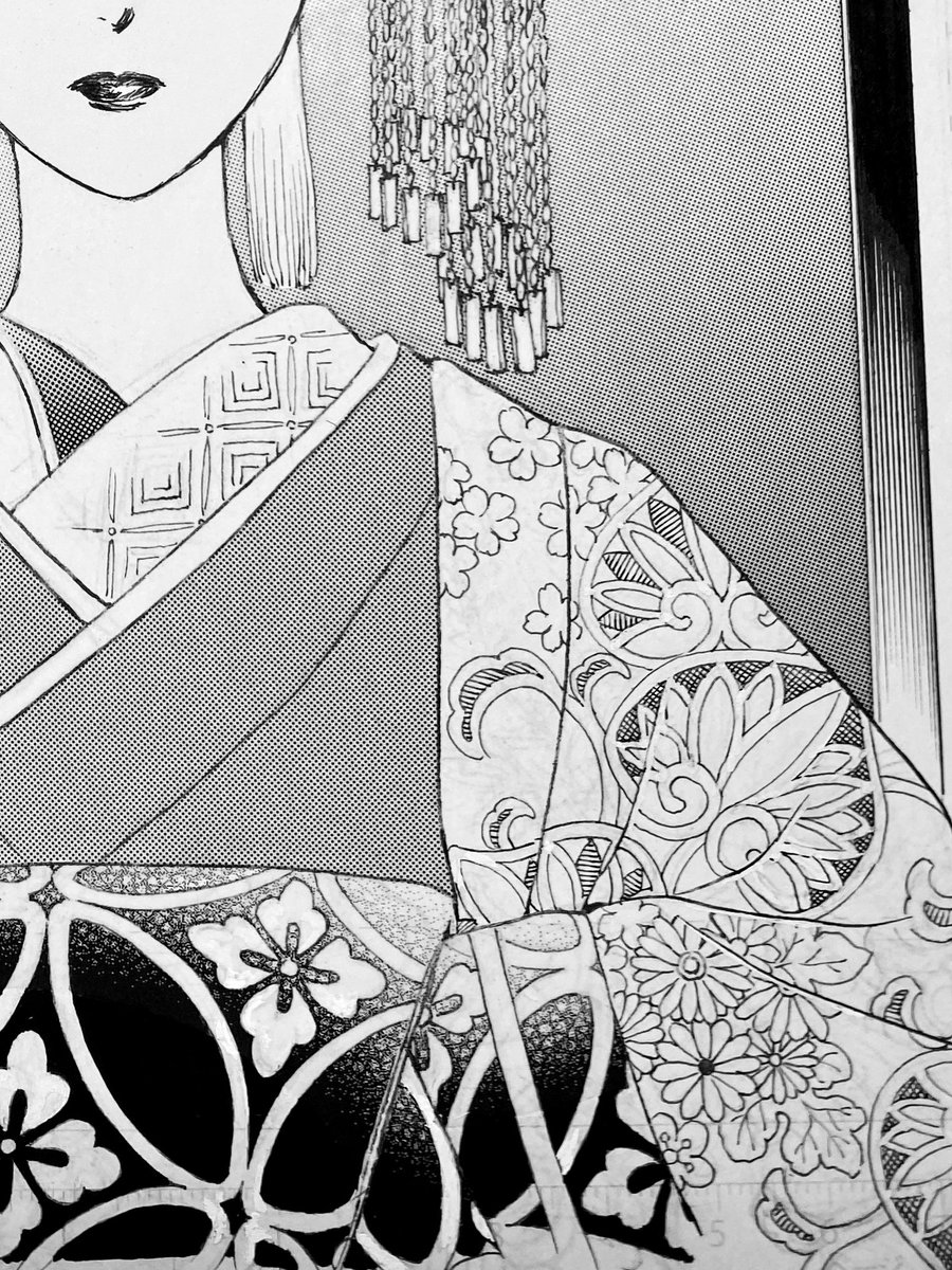 マンガも、もう手描きで着物柄を描く人は殆どいないと言われてる
これは私やアシさんが金彩模様などを参考に描いた柄
①の背景の彼岸花も別のアシさんの手描き点描コピー
デジタルで何でも描ける時代だけど、自分の手で金彩の美しい色彩感を紙面に再現できた時の喜びは絵を描く原点のように思える 