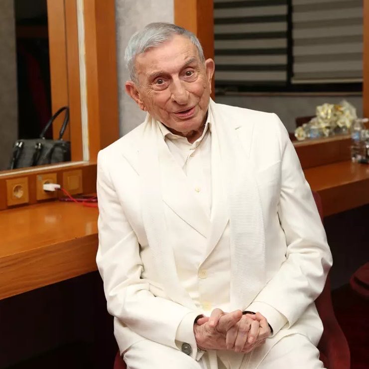 Tiyatromuzda bir dönem kapandı.
Yüzlerce oyuncunun ustası-hocası Haldun Dormen toprağa düştü.
Toprağınız çiçekler kokacak değerli Dormen..
unutulmayacaksınız.