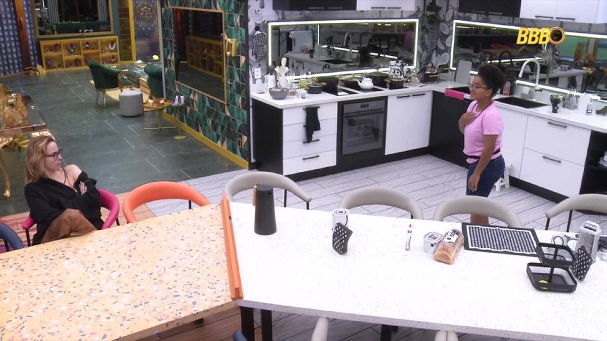 Dantinhas's tweet image. Ana: "Você viu que as meninas limparam o banheiro hoje? Eu falei, cuidado, vocês vão ser indicadas pelo Líder."

Milena: "Eu deixei elas limparem, pra não ser a chata, mas depois fui lá e re-limpei tudo."

Ana: "Ahhh, deixa de ser enjoada!"

Milena: "É sério! Tava tudo manchado.…