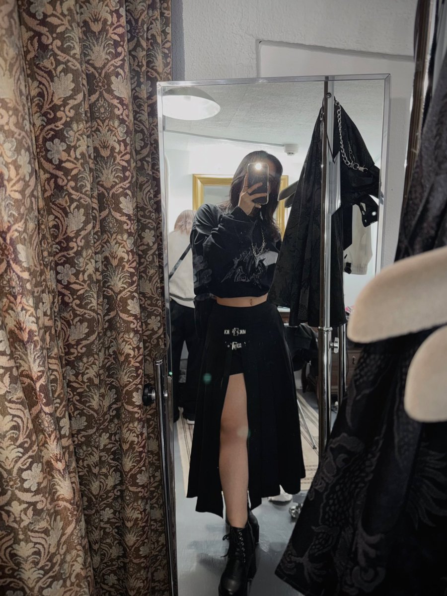 AkaneY_banu's tweet image. KINGLYMASKさんとのコラボアパレルの撮影でした📸詳細をお楽しみに🖤