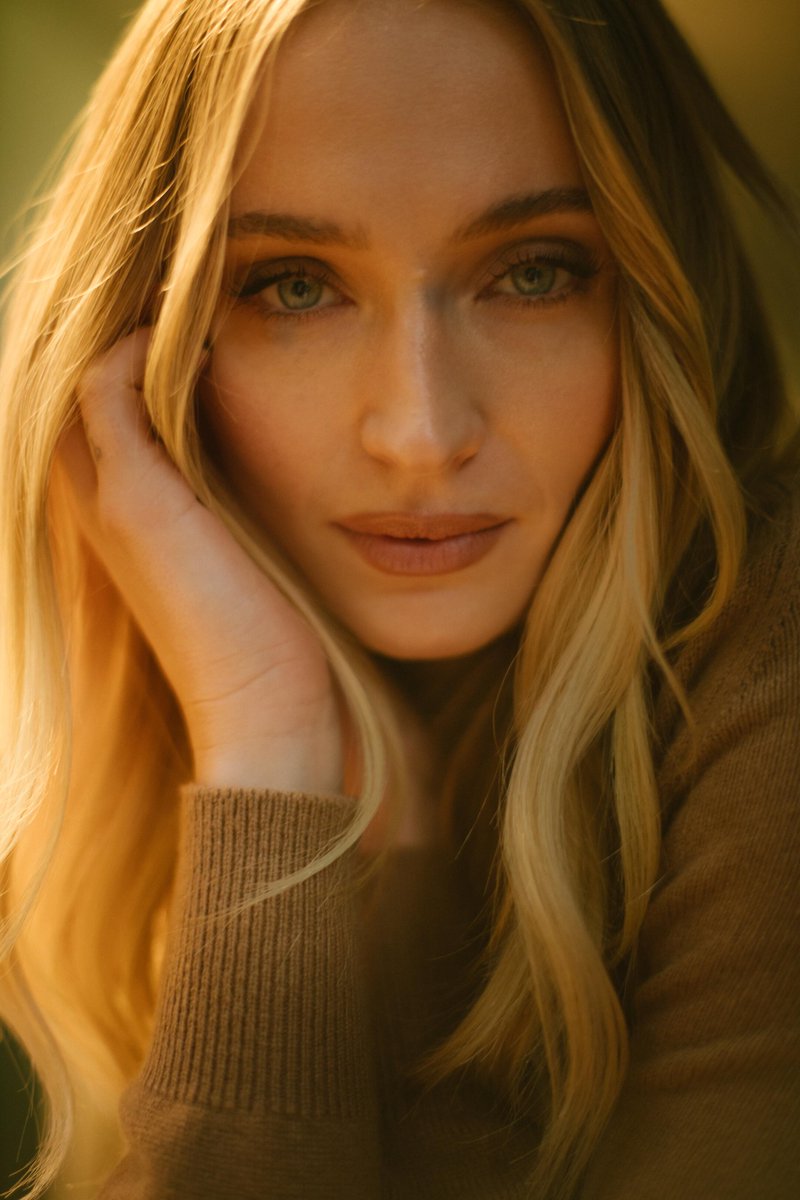 badpost_sophiet's tweet image. NEW 📸 Sophie Turner photographed by Jennifer McCord for The Los Angeles Times.