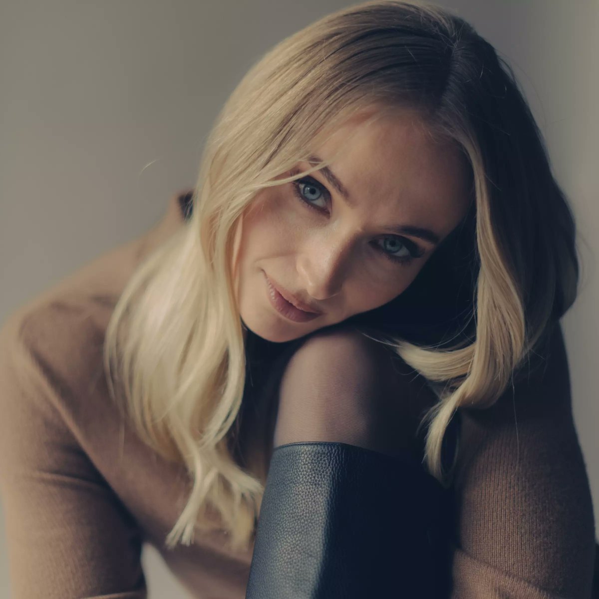 badpost_sophiet's tweet image. NEW 📸 Sophie Turner photographed by Jennifer McCord for The Los Angeles Times.