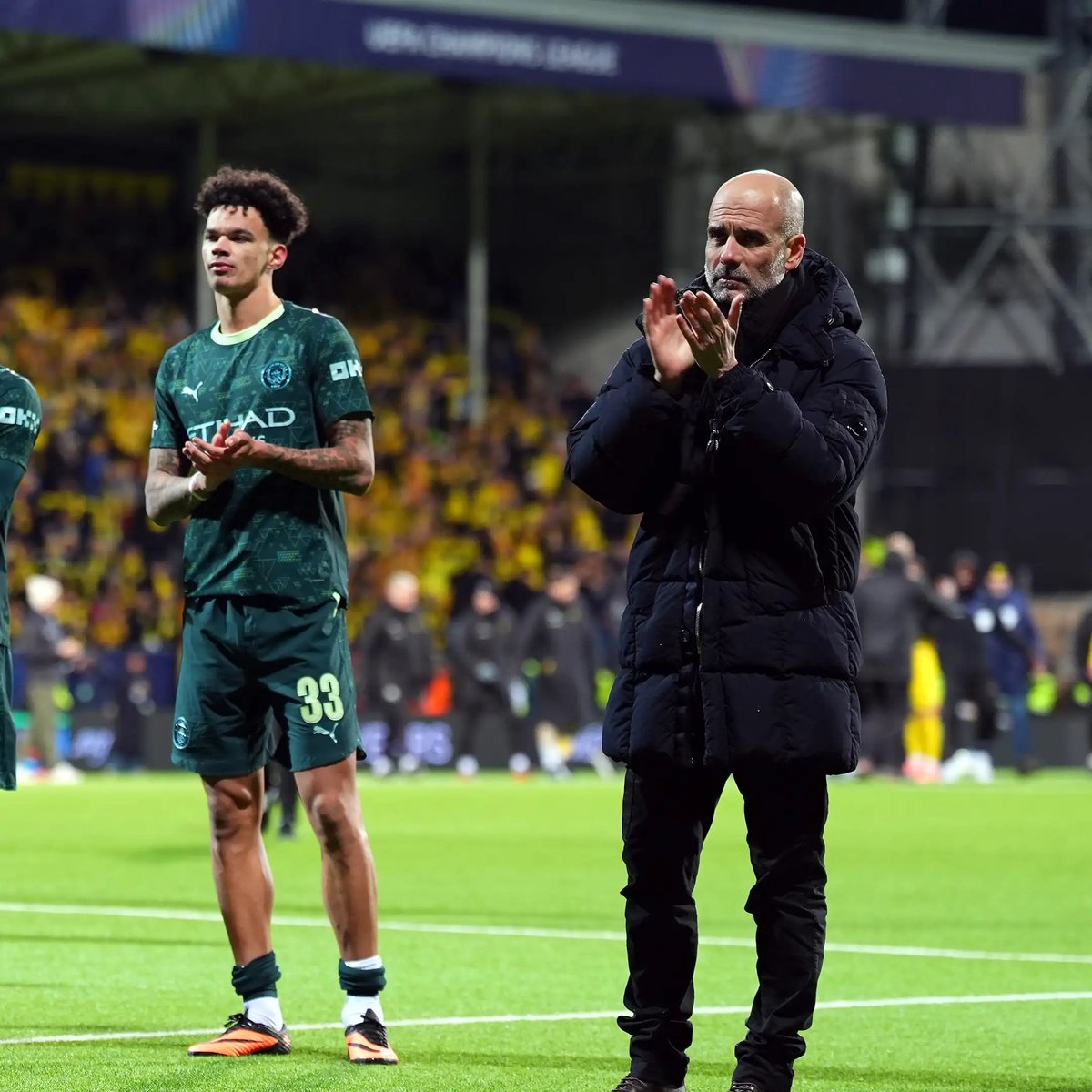gundemio's tweet photo. Manchester City oyuncuları, Bodo/Glimt maçındaki 3-1 yenilginin ardından Norveç'e giden 374 taraftarın bilet parası 10.000 pound'u geri ödeyecek. https://t.co/YQewUVxkWF