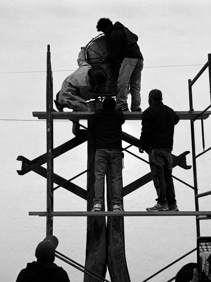 Algo está pasando en los patios de San Pablo... ✨ Nuestro equipo ya está trabajando en el montaje de la próxima exposición ¿Están listos? 🪵🔨 
#Oaxaca #Arte #Próximamente