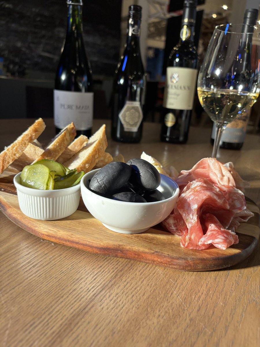 Bar78Bublina's tweet photo. S novým rokem jsme udělali i nové varianty tapas &amp; wine. Až dorazíte k nám do @BUBLINABAR na Jatka78, tak rozhodně vyzkoušejte. 👌 

Kredit za osvětlování jde @hores. https://t.co/9SB6Sz5UD7