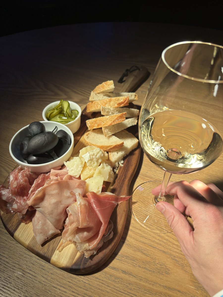 Bar78Bublina's tweet photo. S novým rokem jsme udělali i nové varianty tapas &amp; wine. Až dorazíte k nám do @BUBLINABAR na Jatka78, tak rozhodně vyzkoušejte. 👌 

Kredit za osvětlování jde @hores. https://t.co/9SB6Sz5UD7
