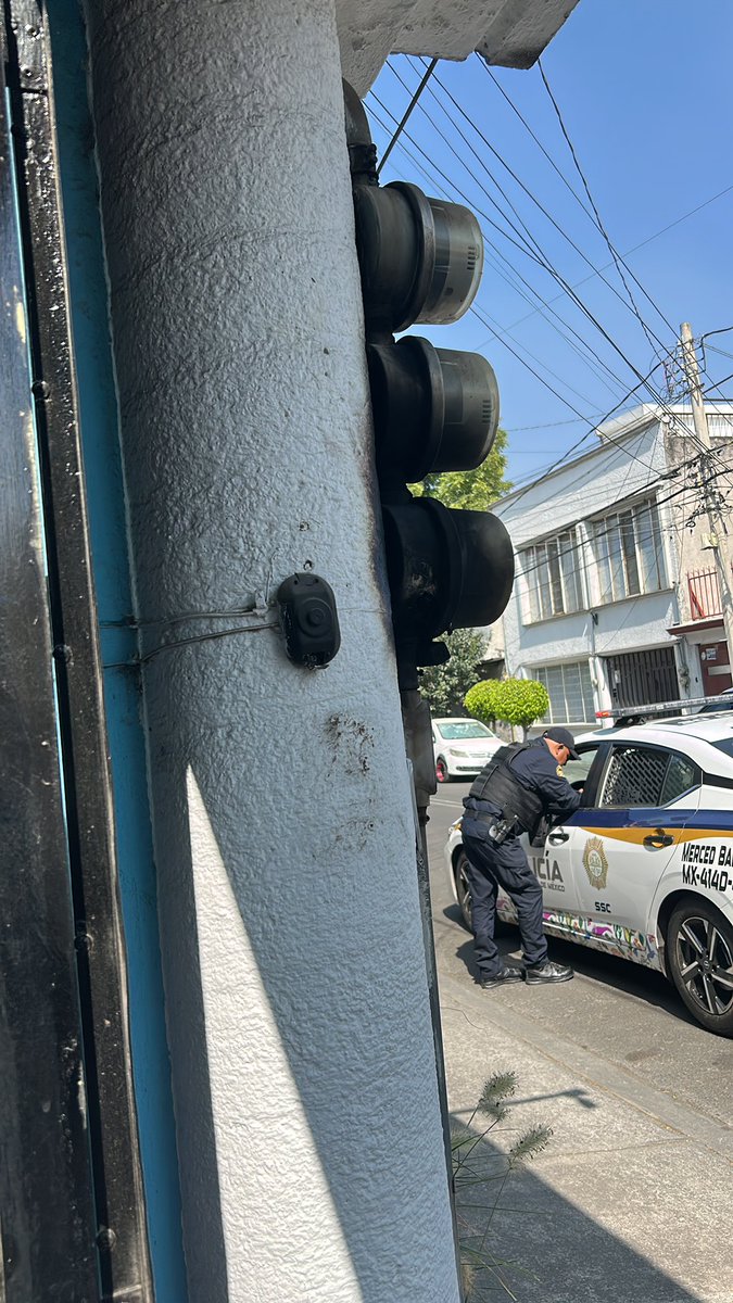 IngridHwll's tweet photo. @CFEmx el dia lunes tuvimos un corto en los medidores y desde ese día no tenemos luz, hemos llamado varias veces y no llegan, porfavor ayúdenme a dar seguimiento a mi reporte M2535496891 ya tampoco tenemos agua a consecuencia de la falta de servicio de luz. Gracias 🙏 https://t.co/bnwTLpsOgo
