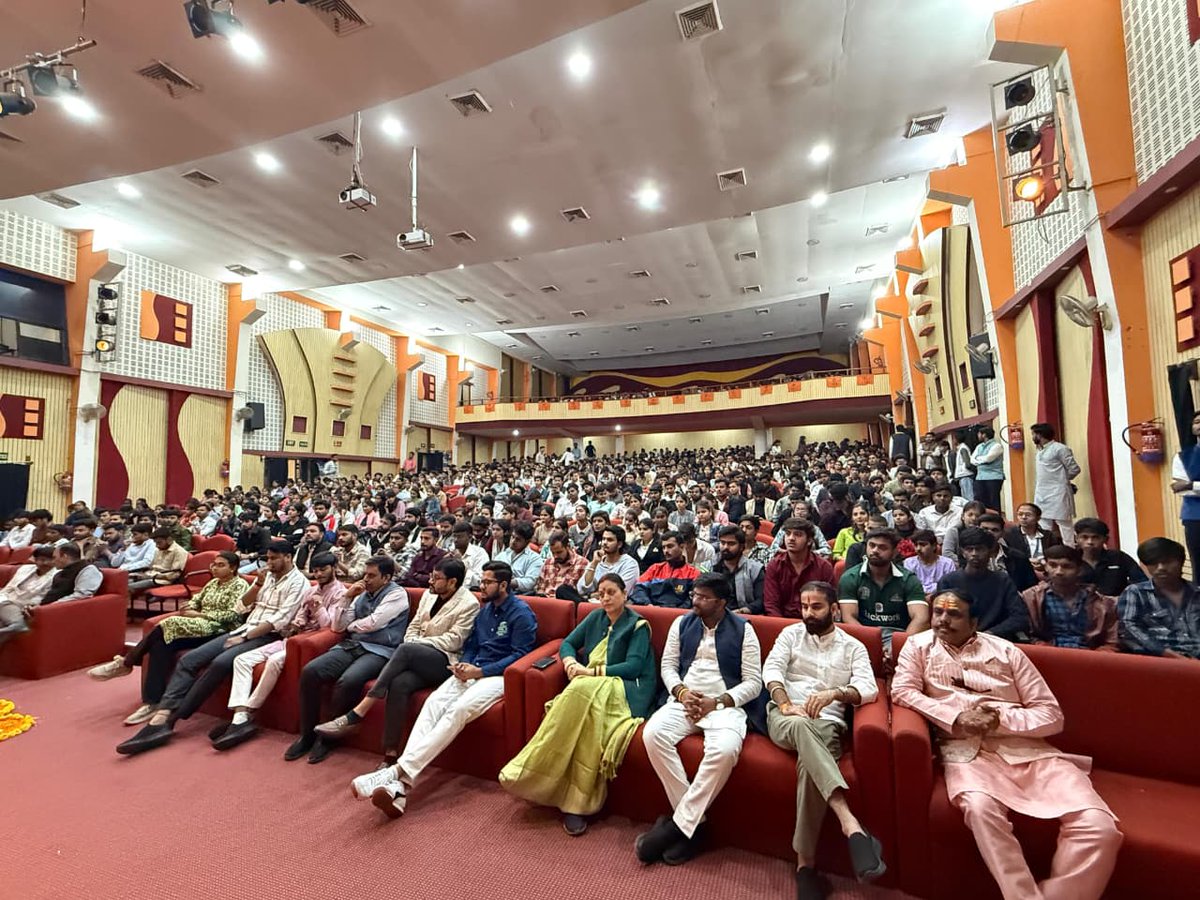 इंदौर महानगर द्वारा राष्ट्रीय युवा दिवस के अंतर्गत "विवेकपथ व्याख्यान" का आयोजन किया गया।  जिसमें मुख्य रूप से इंदौर के फिटनेस आइकॉन एवं उद्योगपति श्री नीरज याग्निक, युवा उद्यमी श्री अनुभव दुबे, प्रांत अध्यक्ष डॉ. सौरभ पारीक एवं प्रांत संगठन मंत्री श्री संदीप वैष्णव उपस्थित रहे।