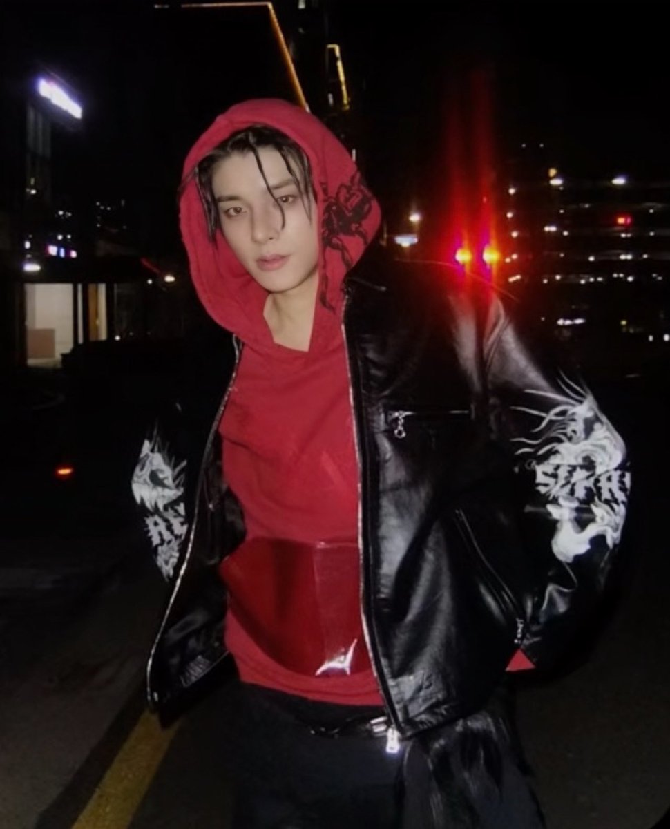 simoreyee_'s tweet image. โอ้ยหล่อมากกกก ㅜ ㅜ ละยืนเท้าเอวเพิ่มดาเมจความเมะหรอนั่น 😭