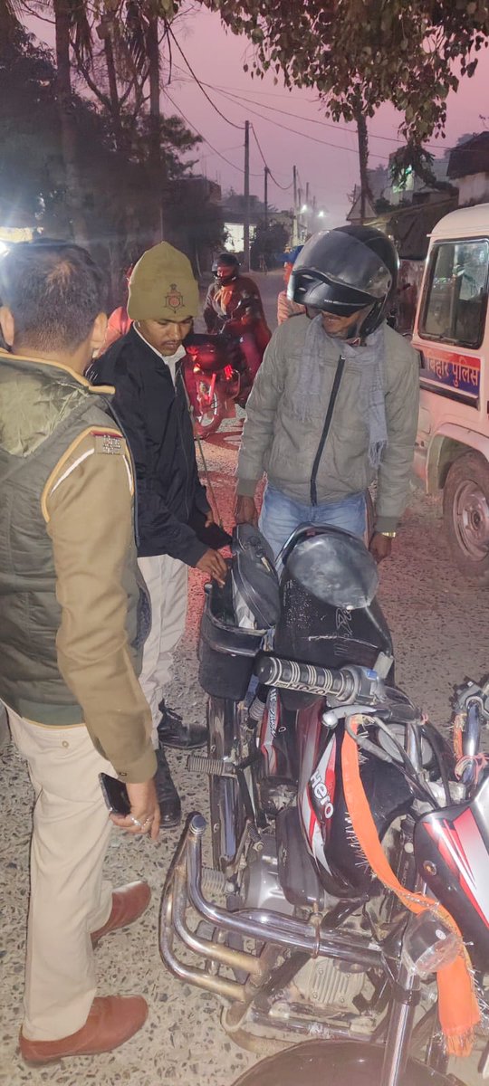 DarbhangaPolice's tweet photo. वरीय पुलिस अधीक्षक, दरभंगा के निर्देशानुसार जिला में संध्या गश्ती के दौरान यातायात नियमों के अनुपालन एवं अपराध नियंत्रण के दृष्टिकोण से सघन वाहन जाँच की जा रही है।

वाहन जाँच में दरभंगा पुलिस का सहयोग करें, अपराध की रोकथाम में सहभागी बनें।
.
.
#BiharPolice #Darbhangapolice https://t.co/JA03ae1yuy