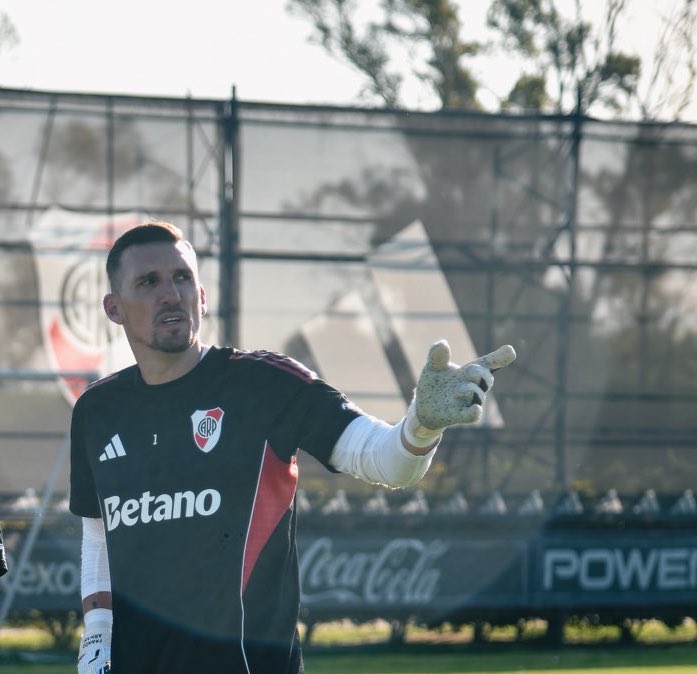 GermanBalcarce's tweet image. #RIVER | Franco Armani continúa sin recibir el alta médica tras el desgarro que sufrió hace 17 días en el gemelo derecho, pero no está descartada su presencia para el partido del próximo sábado contra Barracas Central. Ezequiel Centurión aún necesita al menos tres semanas.