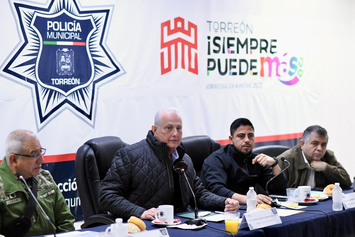 RomanCepeda's tweet photo. Esta mañana, en reunión de seguridad, fortalecimos y dimos seguimiento a las acciones coordinadas entre los tres órdenes de gobierno. Seguimos trabajando en equipo por #Torreón. #TorreónSiemprePuedeMás 👊 #CoahuilaPaDelante https://t.co/Ks7m1mkv7G