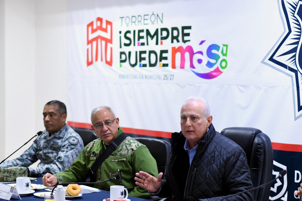RomanCepeda's tweet photo. Esta mañana, en reunión de seguridad, fortalecimos y dimos seguimiento a las acciones coordinadas entre los tres órdenes de gobierno. Seguimos trabajando en equipo por #Torreón. #TorreónSiemprePuedeMás 👊 #CoahuilaPaDelante https://t.co/Ks7m1mkv7G