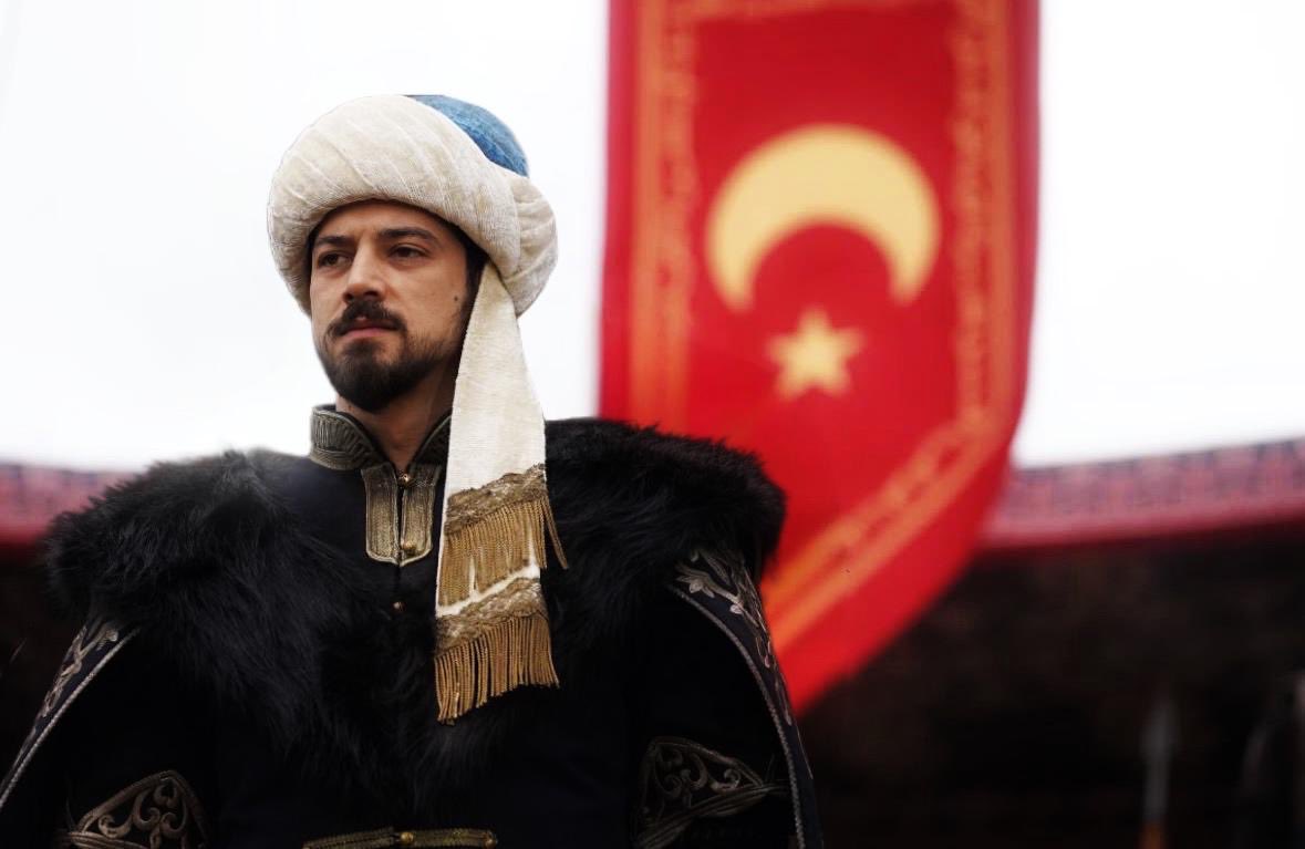 Bu bayrak yere düşmez; düşürmeye kalkanlar tarihin karşısında kalır.

Bayrağımız her zaman yükseklerdedir.🇹🇷

#KuruluşOrhan #MertYazıcıoğlu