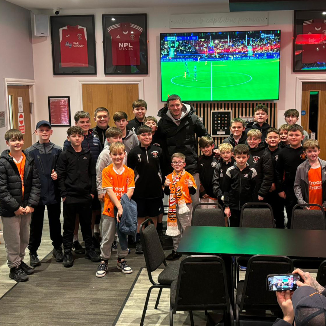 BlackpoolFC's tweet photo. Olly Casey met with all of the young players at @thorntonfc last night as part of his Tangerine Team Mates visit.

🍊 #UTMP | @BFCCT_ https://t.co/D7IEDZ4Djm