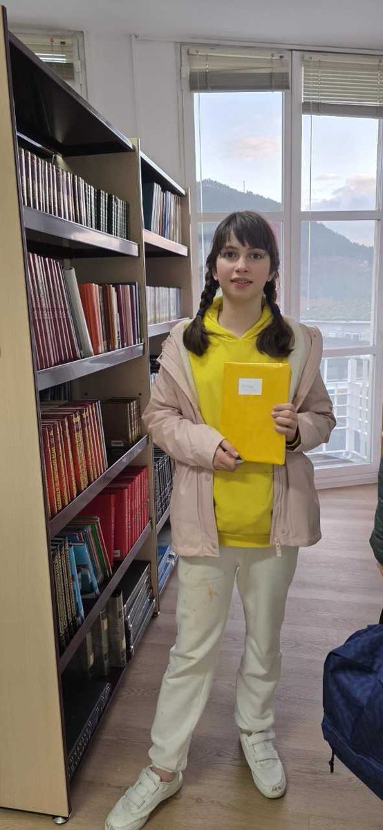 Algúns  dos participantes no concurso fotográfico da exposición de Nadal xa se  pasaron estes días pola biblioteca para recoller o seu agasallo por  participar. Grazas por estar aí. Seguimos creando biblioteca xuntas e xuntos! 📚📸
<a href="/CRibadavia/">Concello Ribadavia</a>  #bibliotecasmunicipais