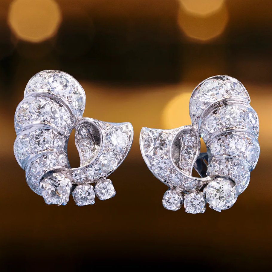 Sir Lewis Hamilton was seen wearing Briony Raymond 1950s diamond cluster earrings ($24,500) at the Dior show today 🤍