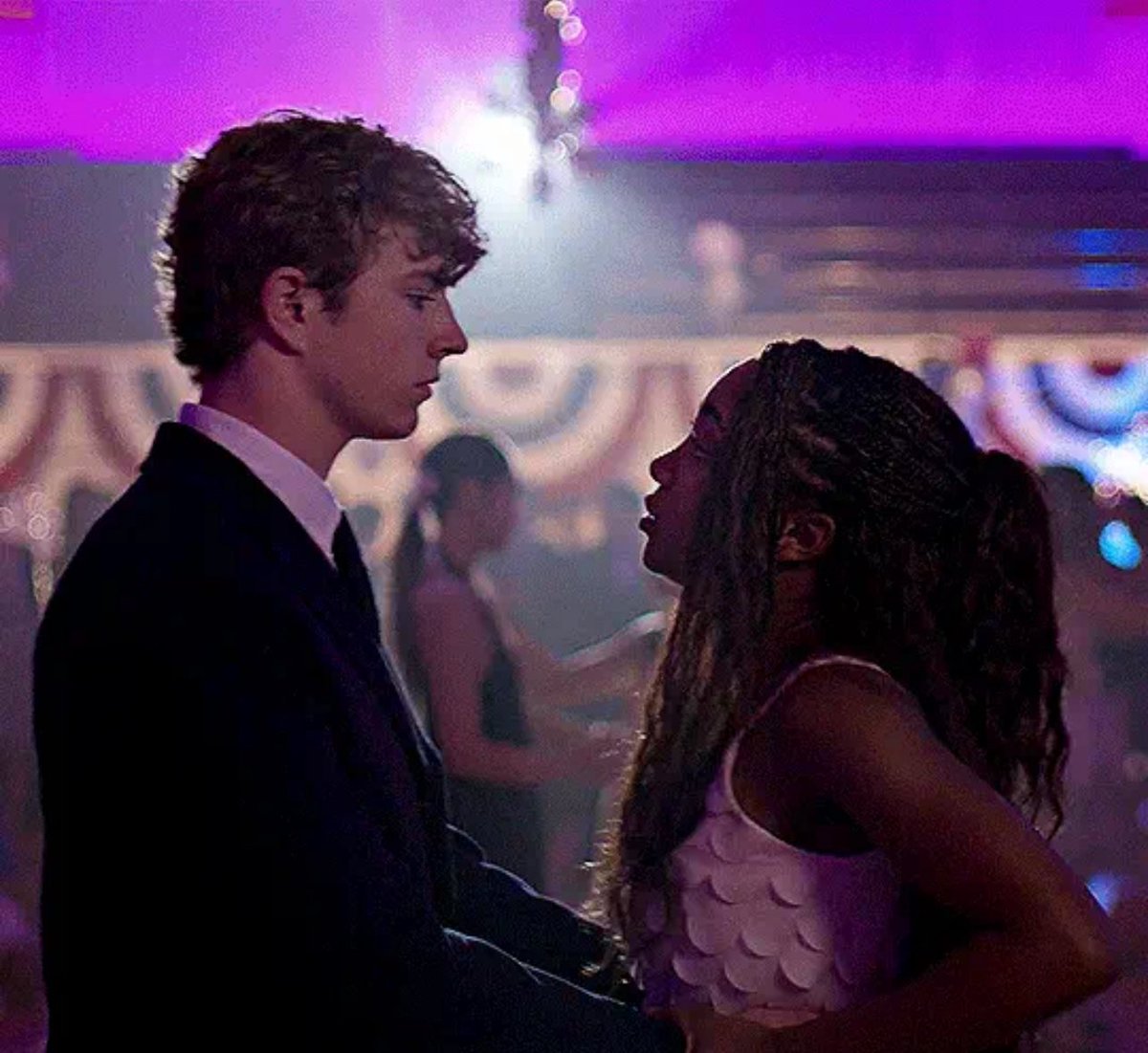 livesforpercy's tweet image. Miré a Annabeth, nervioso, y luego a los grupos de chicas que deambulaban por el gimnasio. 
—¿Y bien? —me dijo. 
—Eh... ¿a quién se lo pido? 
Me dio un golpe en el estómago.
 —A mí, sesos de alga. 
—Ah. Sí, claro.