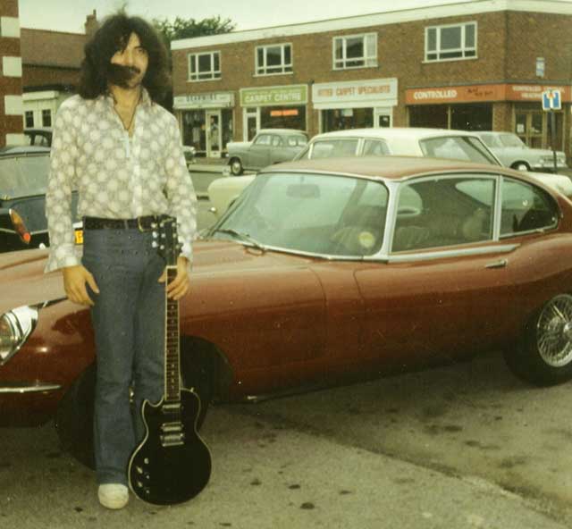 Me in the early 1970s with a prototype 24-fret Les Paul by pioneer John Birch. Was this a world first?!

📷 John Diggins