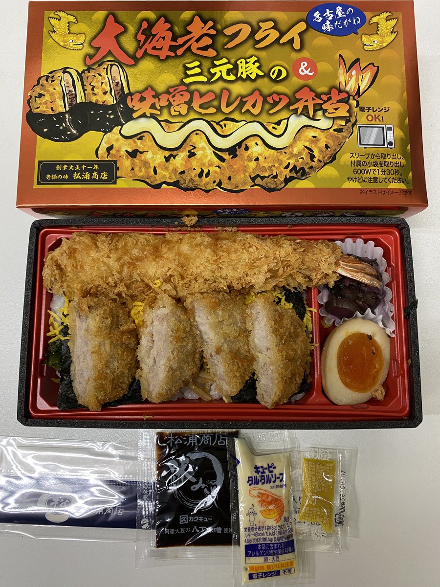 ayanabe's tweet image. 最終日。朝行ったら輸送の行列は3階分降りても続くので諦め、頼まれた椎茸に並ぶ。椎茸でかい！すごかったわー。私は毎回気になってしかたなかった名古屋モノ。美味しかったわー。温めなくても美味しかった！