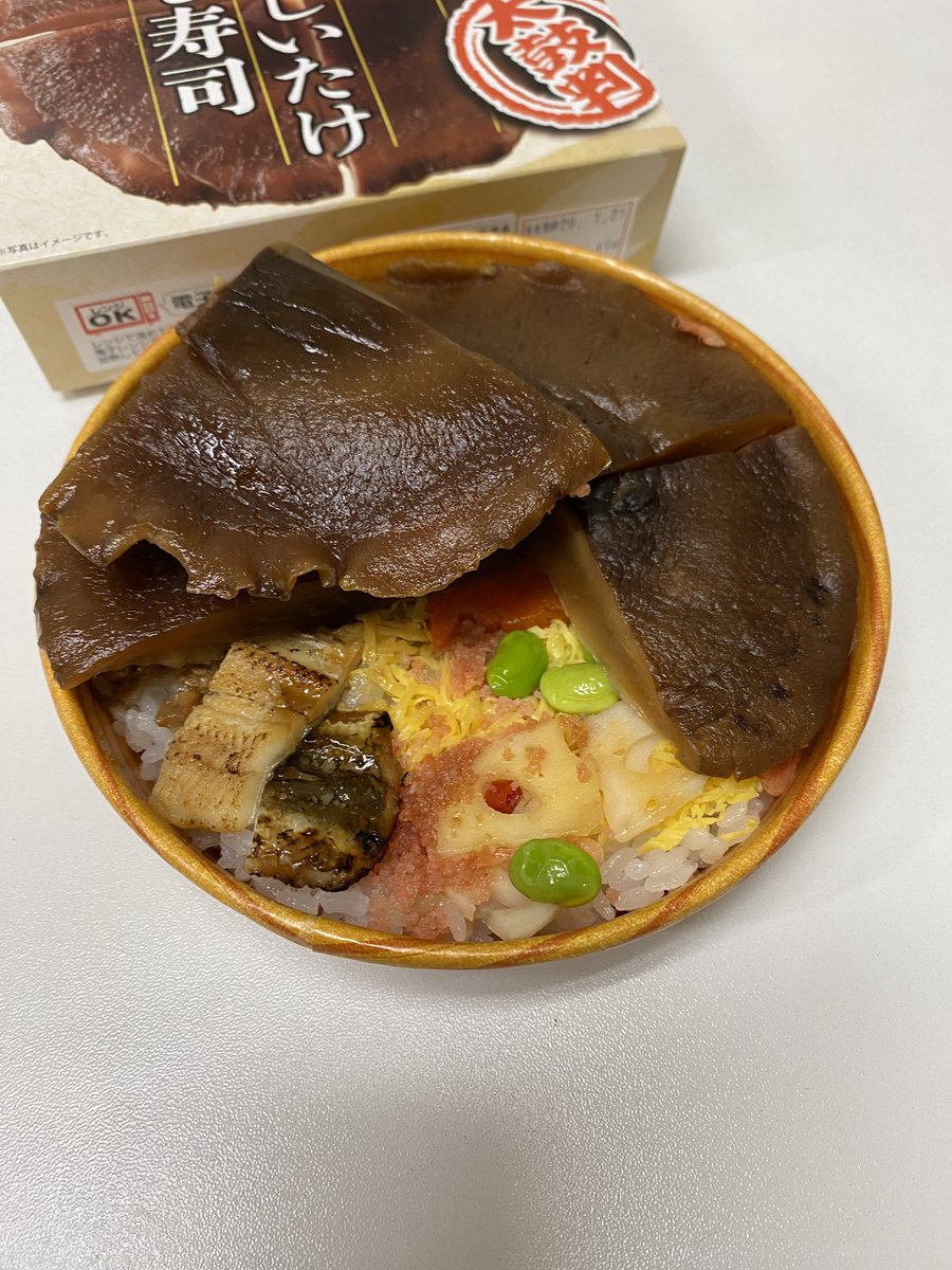 ayanabe's tweet image. 最終日。朝行ったら輸送の行列は3階分降りても続くので諦め、頼まれた椎茸に並ぶ。椎茸でかい！すごかったわー。私は毎回気になってしかたなかった名古屋モノ。美味しかったわー。温めなくても美味しかった！