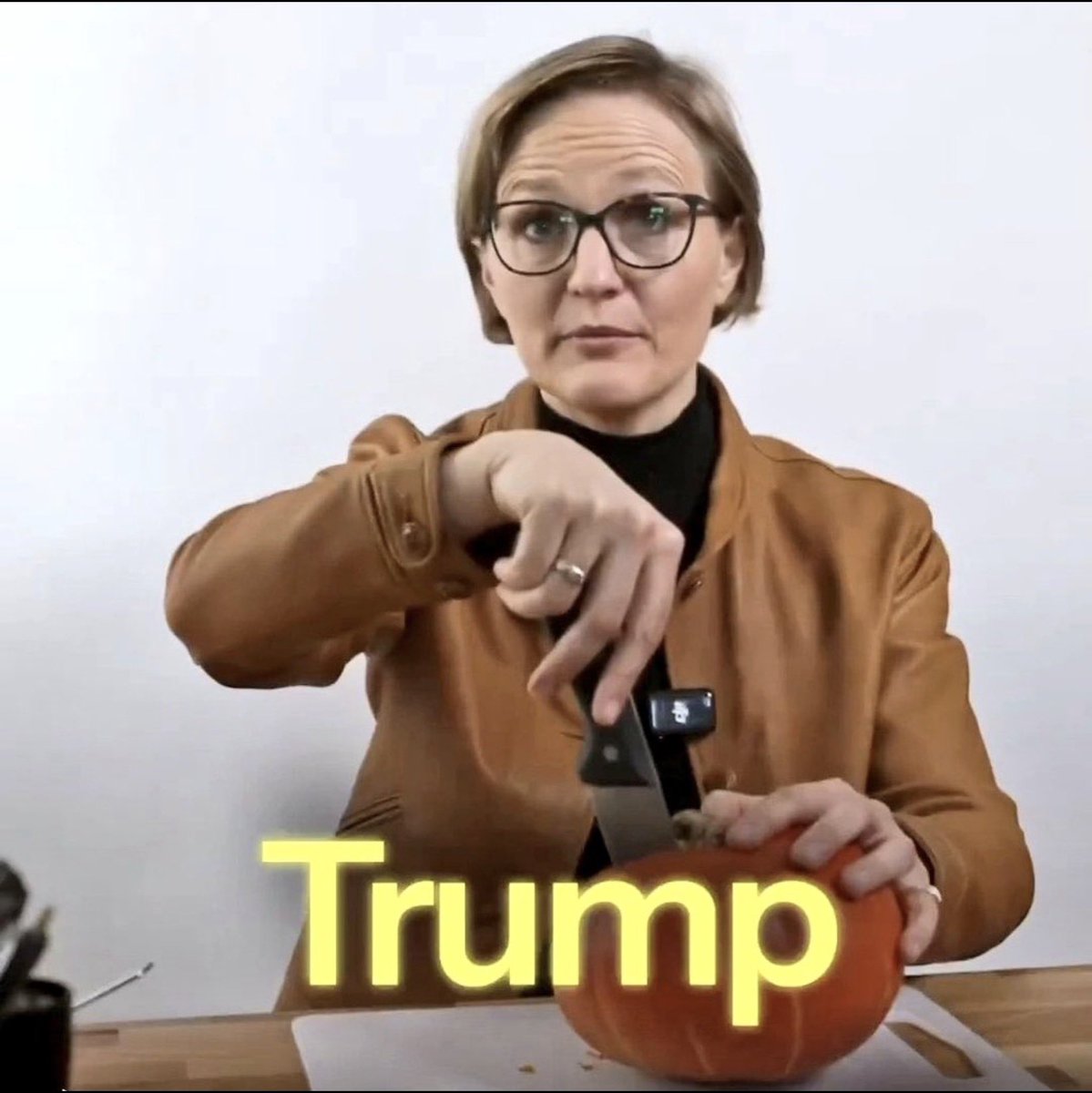 VceOfReason's tweet image. Die Guten™ stechen mit einem Küchenmesser auf einen Kürbis ein, während sie über den US-Präsidenten reden. 

Wenn du ein Meme teilst, das Habeck als „Schwachkopf“ bezeichnet, holen sich die Guten™ einen Durchsuchungsbeschluss und sprengen dir morgens um 6 die Haustür auf.