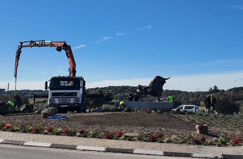 IUValdemorillo's tweet photo. El Ayuntamiento derrocha más de 90.000 € en dos rotondas mientras siguen sin resolverse las necesidades reales del municipio.

 https://t.co/NiMRRUNQz6 https://t.co/tevzg1clHk
