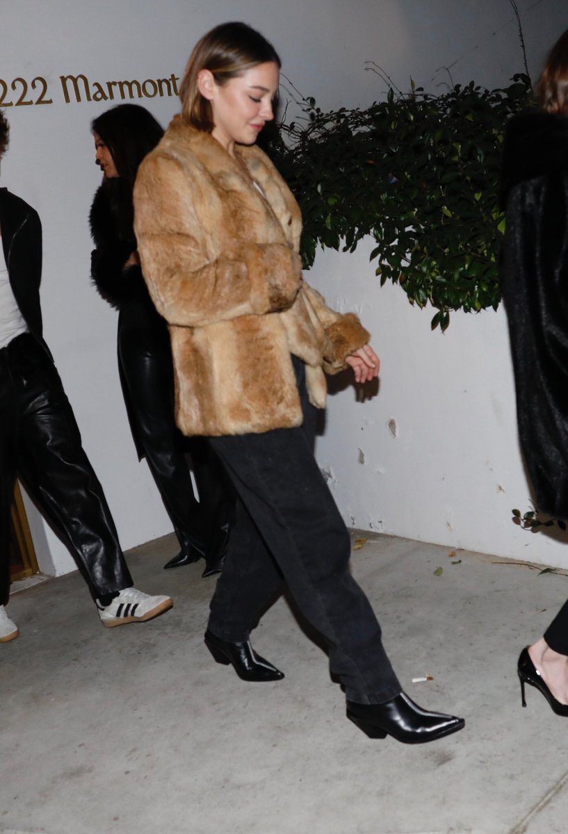 📸 | Fotos de Madelyn Cline saliendo de la fiesta “Infinite Icon: A Visuel Memoir” de Paris Hilton en Los Ángeles.