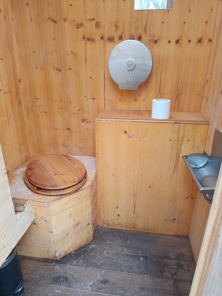 Lo que más me gusta de Suiza 🇨🇭 es el respeto a la propiedad, sea privada o de todos.

De donde yo vengo esto es inimaginable, si pusieran algo del estilo en la zona de baño, acabaría pintada o reventada por dentro, si no acaba antes volcada😅, aquí respetan hasta el papel 🧻