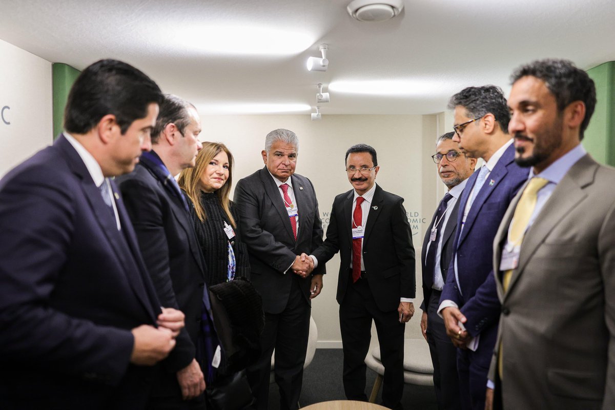 En Davos, durante el #wef26, líderes de <a href="/DP_World/">DP World</a> expresaron su interés en operar en nuestro país, reconociendo la fortaleza de Panamá como punto de conexión entre océanos, mercados y oportunidades. Cuando el mundo mira a Panamá, es porque vamos dando pasos firmes, pensando