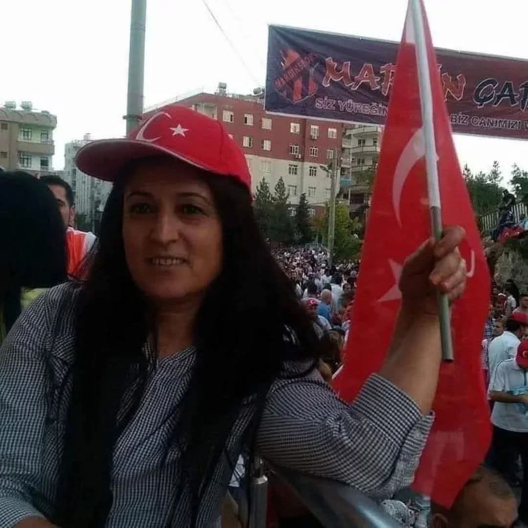 Bayrağa saygı durmalısınız. Bayrağa uzanan o kirli eler Allah belalarını versin. <a href="/RTErdogan/">Recep Tayyip Erdoğan</a> <a href="/AliYerlikaya/">Ali Yerlikaya</a> <a href="/HakanFidan/">Hakan Fidan</a>